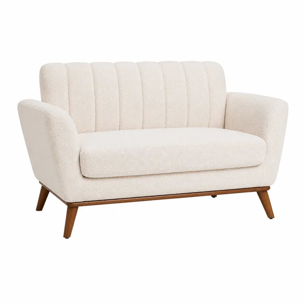 Divano due posti imbottito in tessuto bouclé crema con struttura in legno e gambe in legno naturale stile moderno