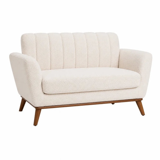 Divano due posti imbottito in tessuto bouclé crema con struttura in legno e gambe in legno naturale stile moderno